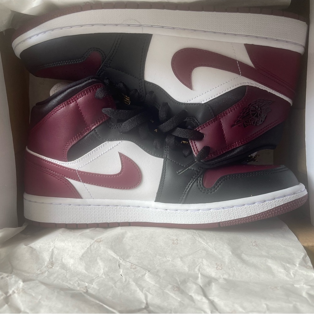 Air Jordan 1 MID